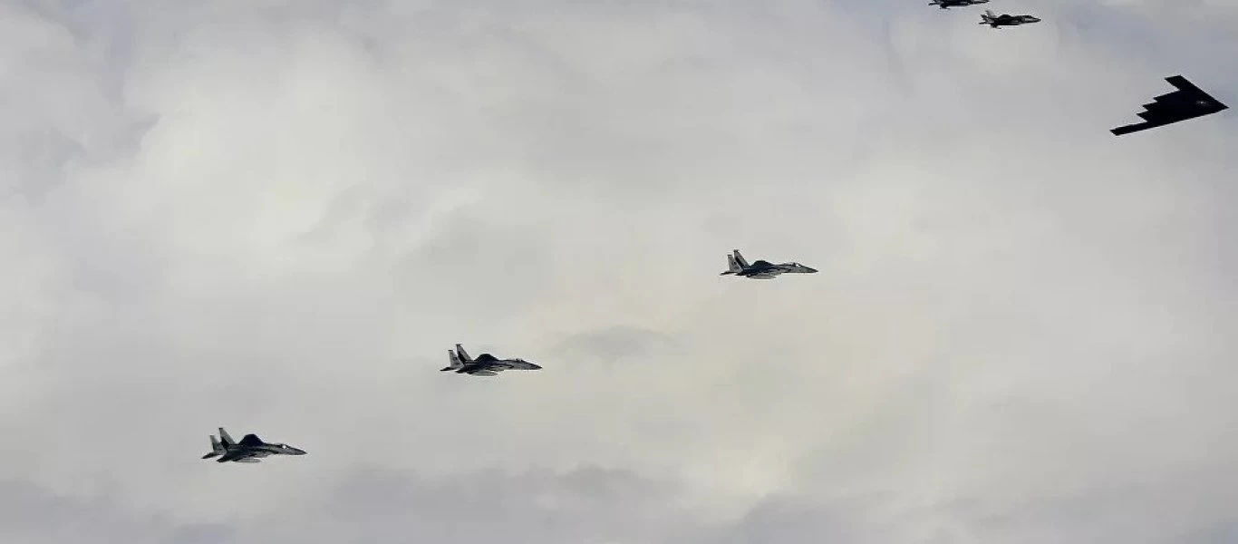 Αμερικανικά B-2 και νορβηγικά F-35A σε κοινή περιπολία ανοικτά της Ισλανδίας
